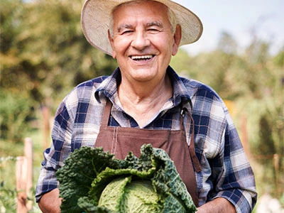 Hombre sembrando en la huerta